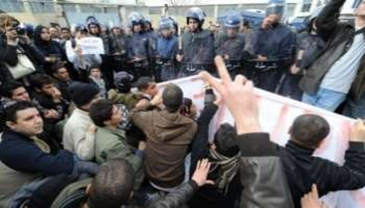 Face aux policiers, sur la place du Premier Mai, à Alger le 12 février. © AFP