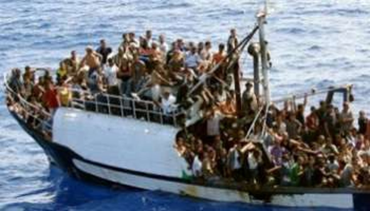 Embarcation de migrants à l’approche de Lampedusa en septembre 2008. © AFP / Marine nationale française