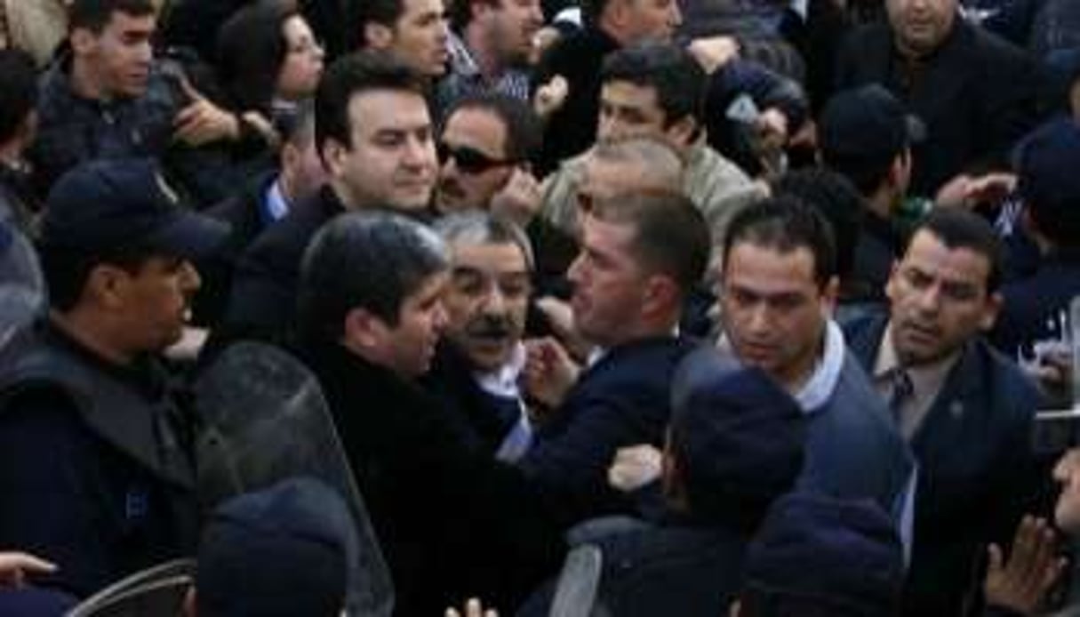 Le président du RCD, Saïd Sadi, entouré de policiers, le 12 février 2011 à Alger. © AFP