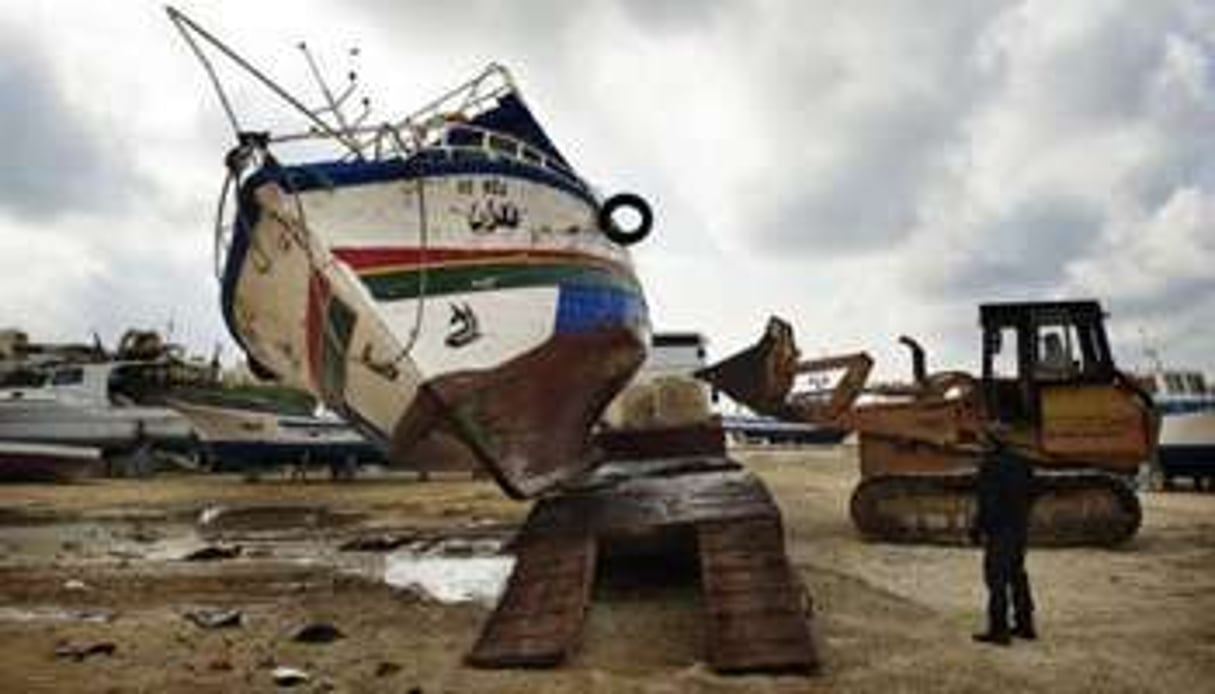 Un bateau utilisé par des immigrants tunisiens échoué le 14 février à Lampedusa. © AFP