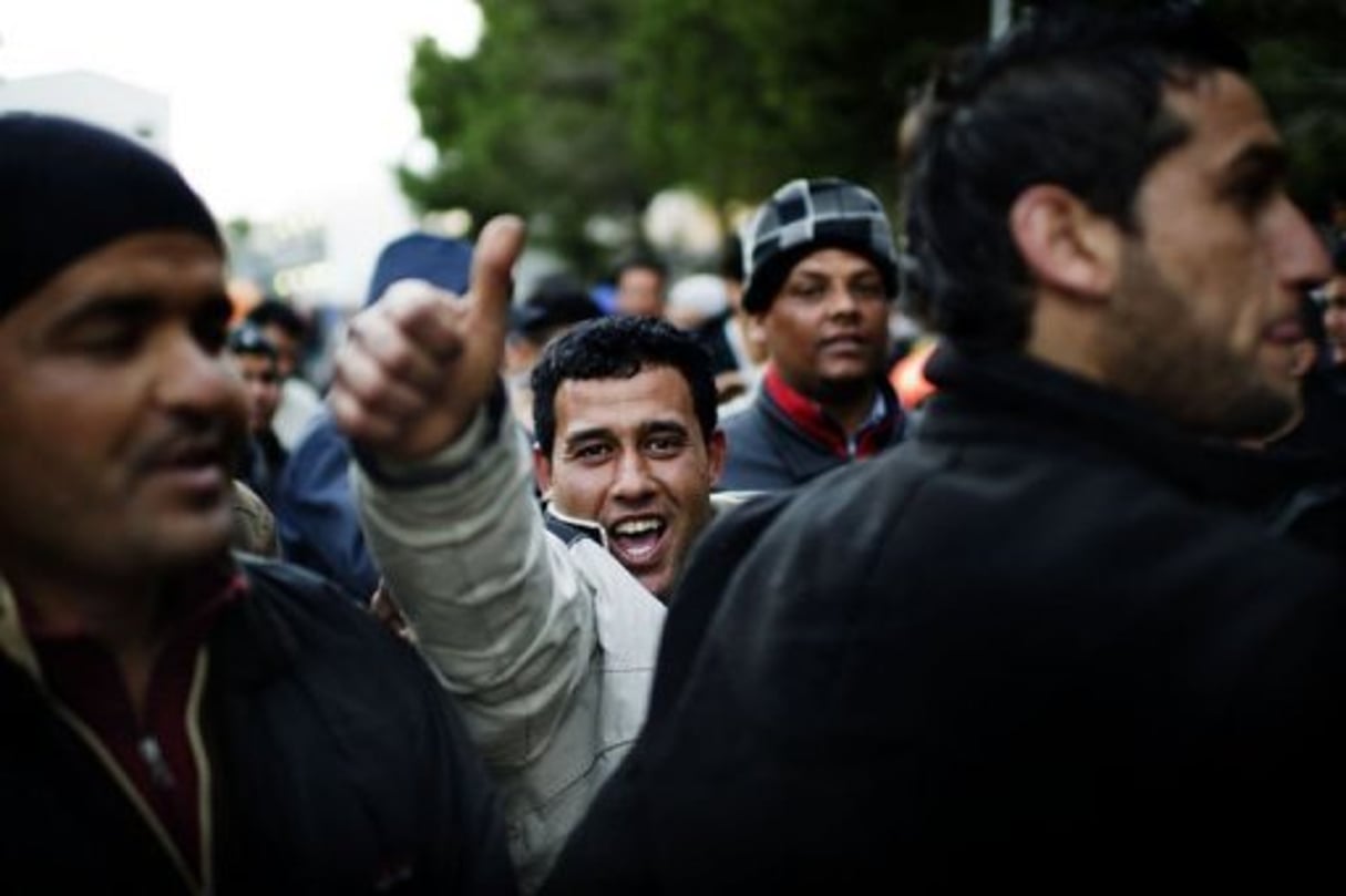 A Lampedusa, de nombreux migrants tunisiens regardent vers la France © AFP