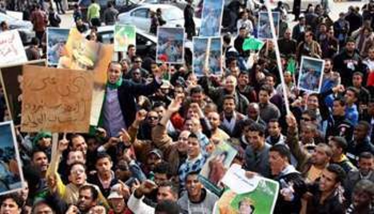 Des manifestants pro-gouvernementaux en Libye, le 17 février 2011 à Tripoli. © AFP