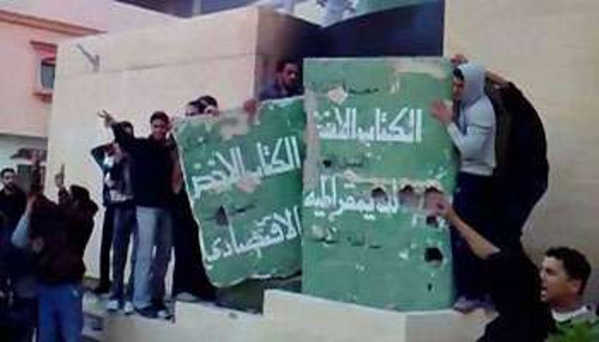 Capture d’écran via YouTube de manifestants anti-Kaddafi le 17 février 2011 à Tobruk. © AFP