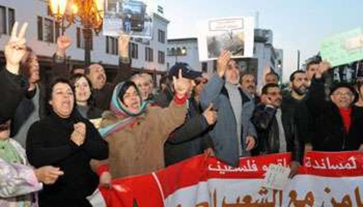 Des Marocains fêtent le départ de Moubarak à Rabat, le 11 février 2011. © AFP