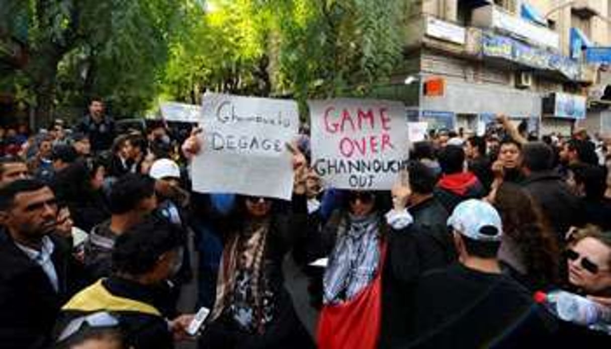 Manifestants hostiles au Premier ministre de transition Mohamed Ghannouchi. © AFP