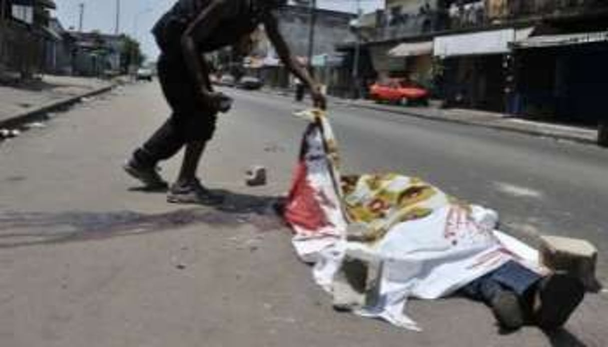 Corps d’un civil tué par balles dans une rue d’Abidjan, le 21 février 2011. © AFP