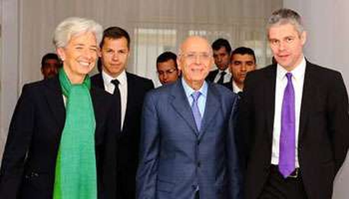 Mohamed Ghannouchi entouré de Christine Lagarde et Laurent Wauquiez, mardi 22 février à Tunis. © Fethi Belaid/AFP