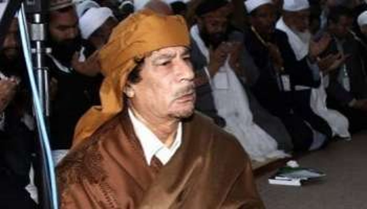 Le colonel Kaddafi en pleine prière, le 13 février 2011 à Tripoli. © AFP