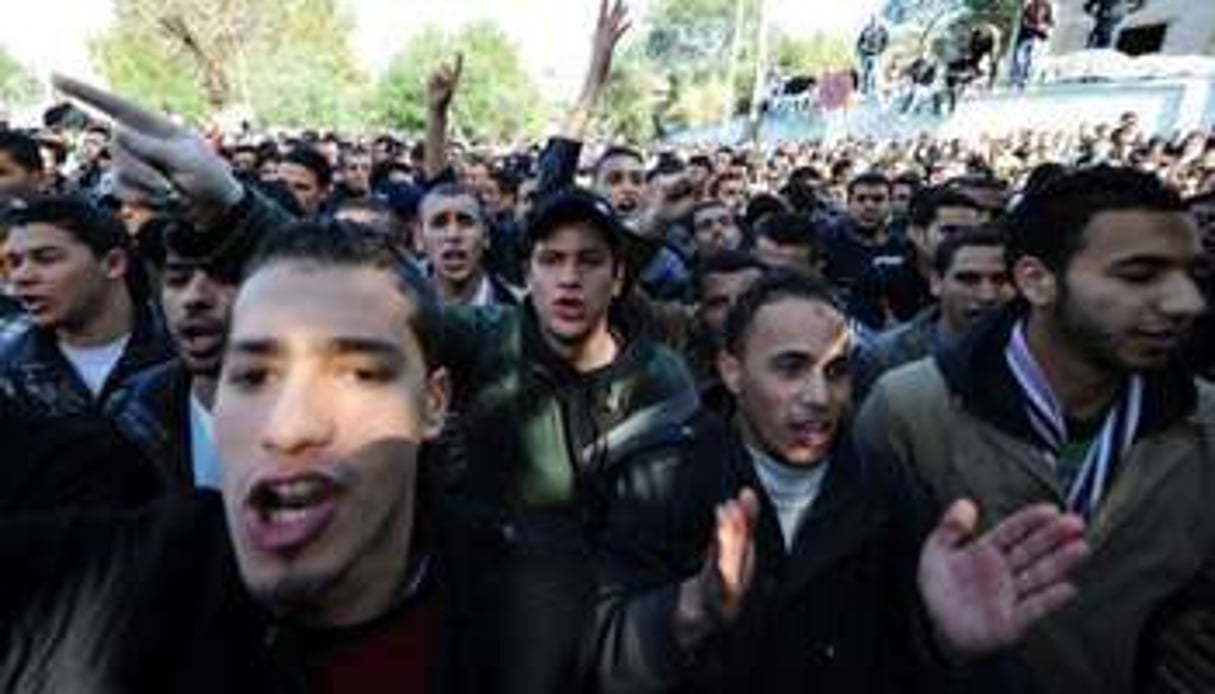 Des étudiants manifestent à Alger, le 22 février 2011. © AFP