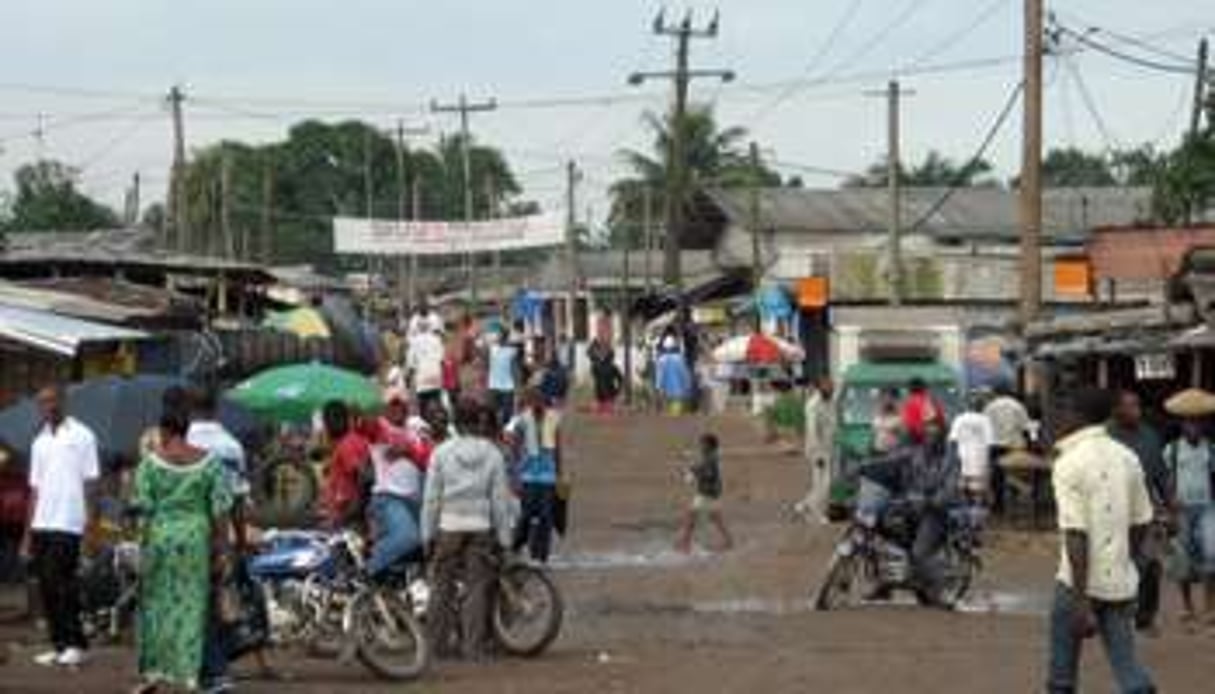 Dans une rue de Bonabéri, à Douala, en 2008. © AFP