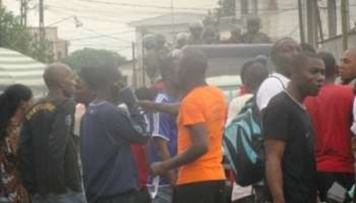 Des militants de Cameroun O’Bosso à l’arrivé des militaires, le 23 février à Douala. © D.R.