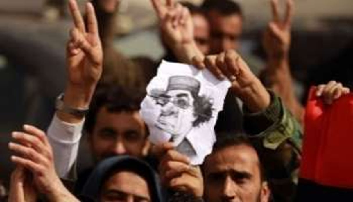 Des manifestants brandissent une caricature de Kadhafi à Tobrouk (est de la Libye), le 24 février. © AFP