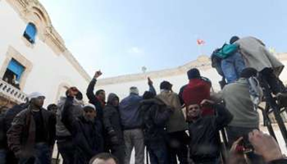 Manifestation devant les bureaux de Mohamed Ghannouchi, fin janvier. © AFP