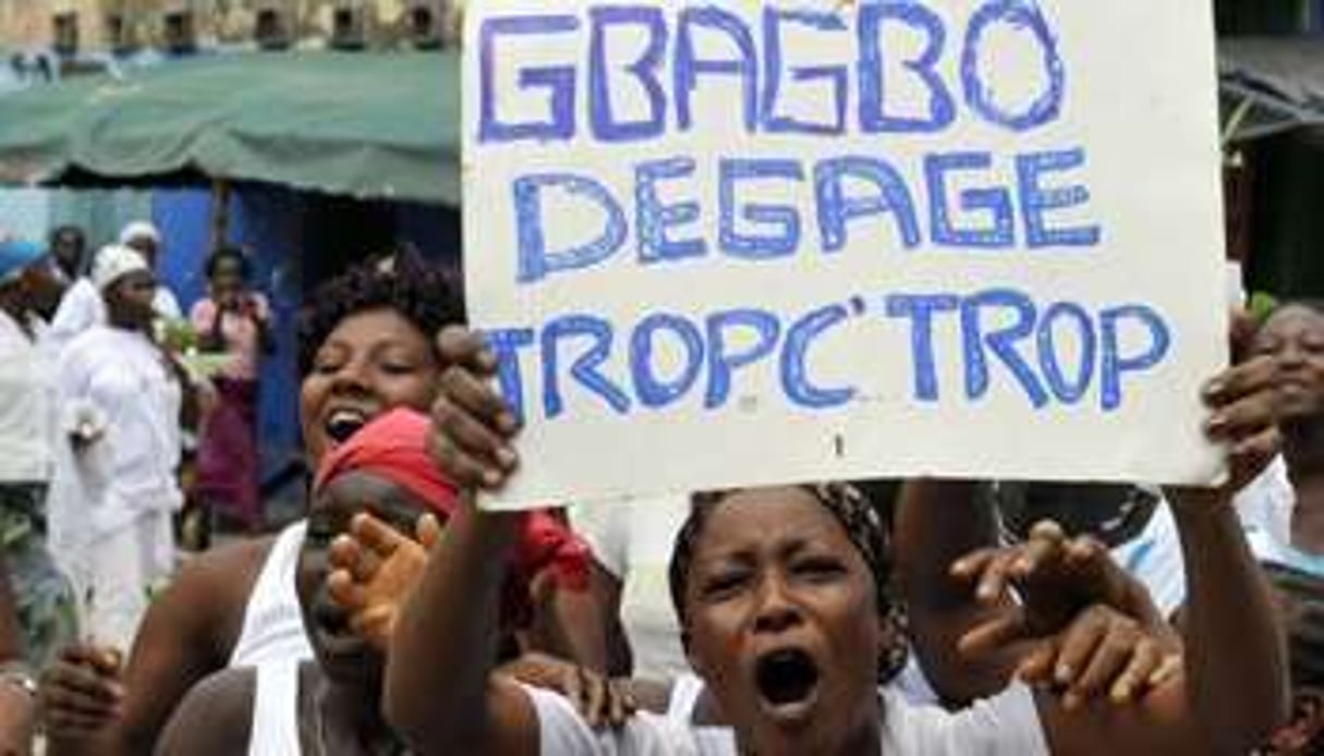 Manifestation hostile envers le président sortant Laurent Gbagbo, le 28 février. © AFP