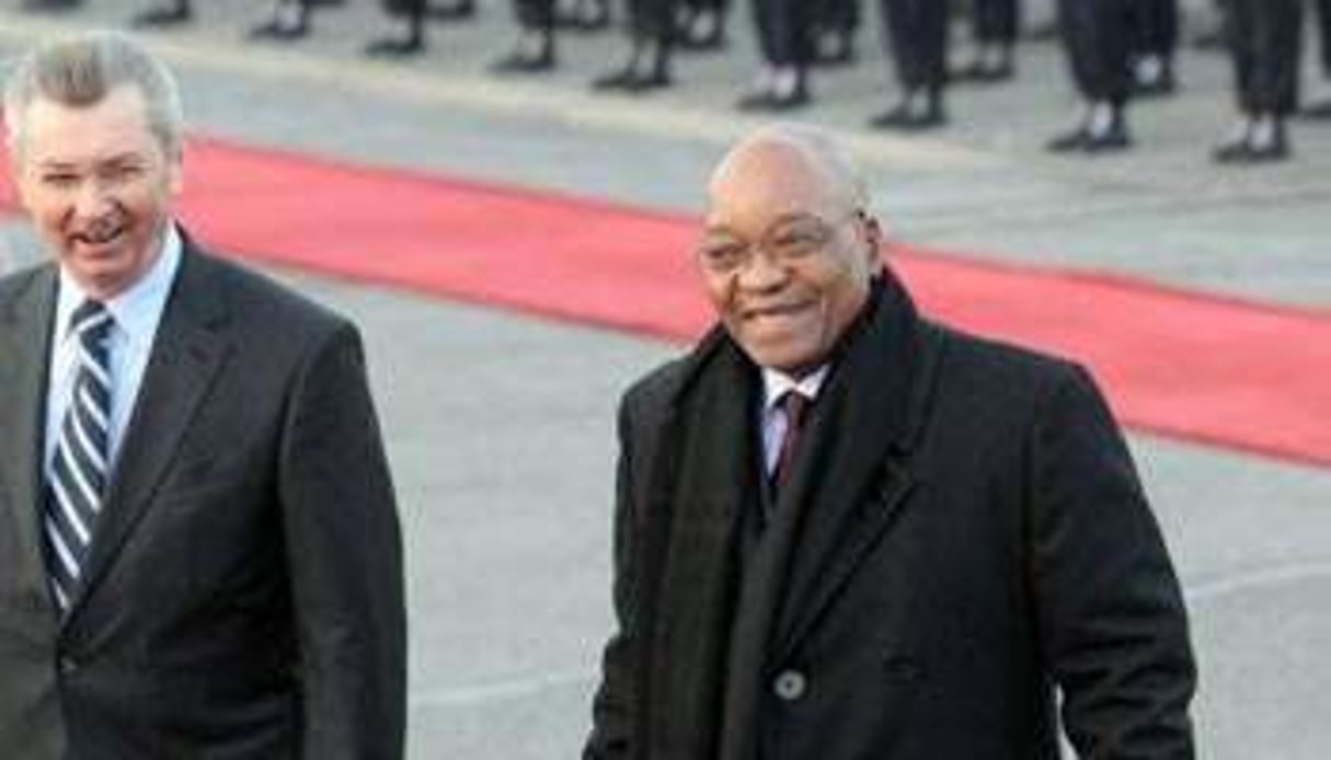 Le président sud-africain Jacob Zuma, accueilli par Henri de Raincourt à Paris, le 1er mars. © AFP