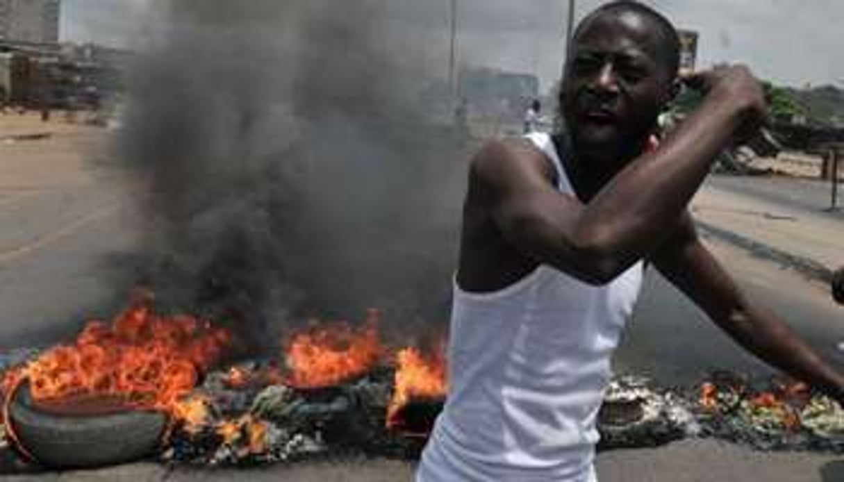 Un manifestant le 3 mars 2011 à Abidjan où les forces de sécurité de Gbagbo ont ouvert le feu. © AFP