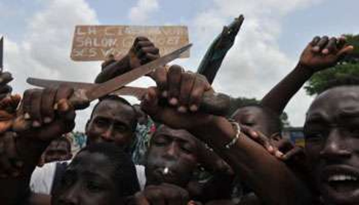 Des manifestants armés de couteaux le 3 mars à Abobo (nord d’Abidjan). © AFP