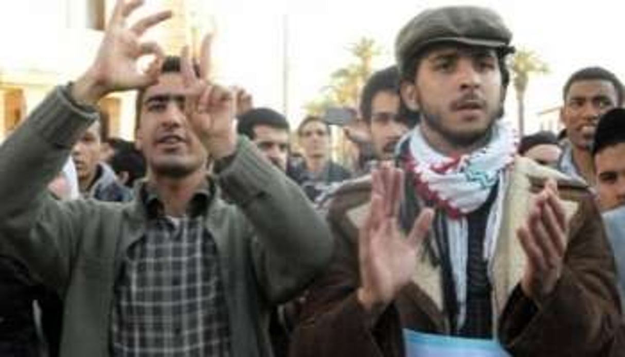 L’instigateur de l’appel à manifester sur Facebook Oussama el-Khlifi (à dr), à Rabat le 6 mars. © AFP