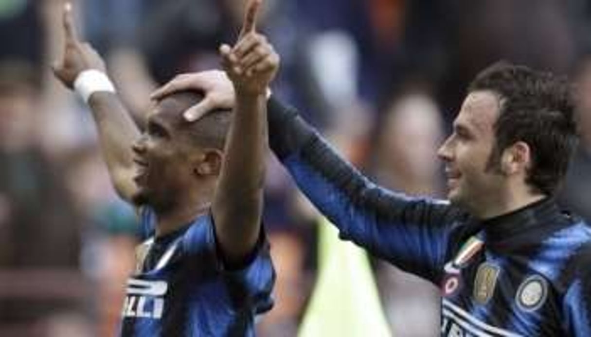 Eto’o et Pazzini ont inscrit trois des cinq buts de l’Inter Milan contre Genoa. © AFP