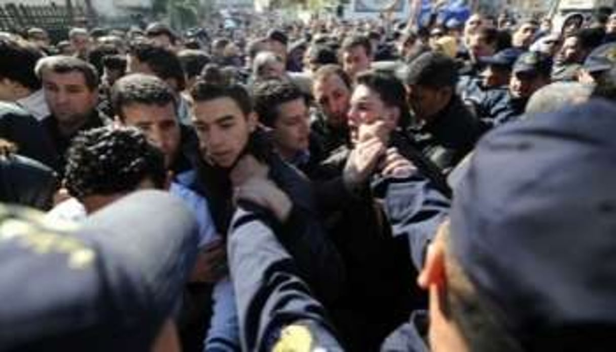 Des manifestants empêchés de défiler, samedi 5 mars à Alger. © AFP