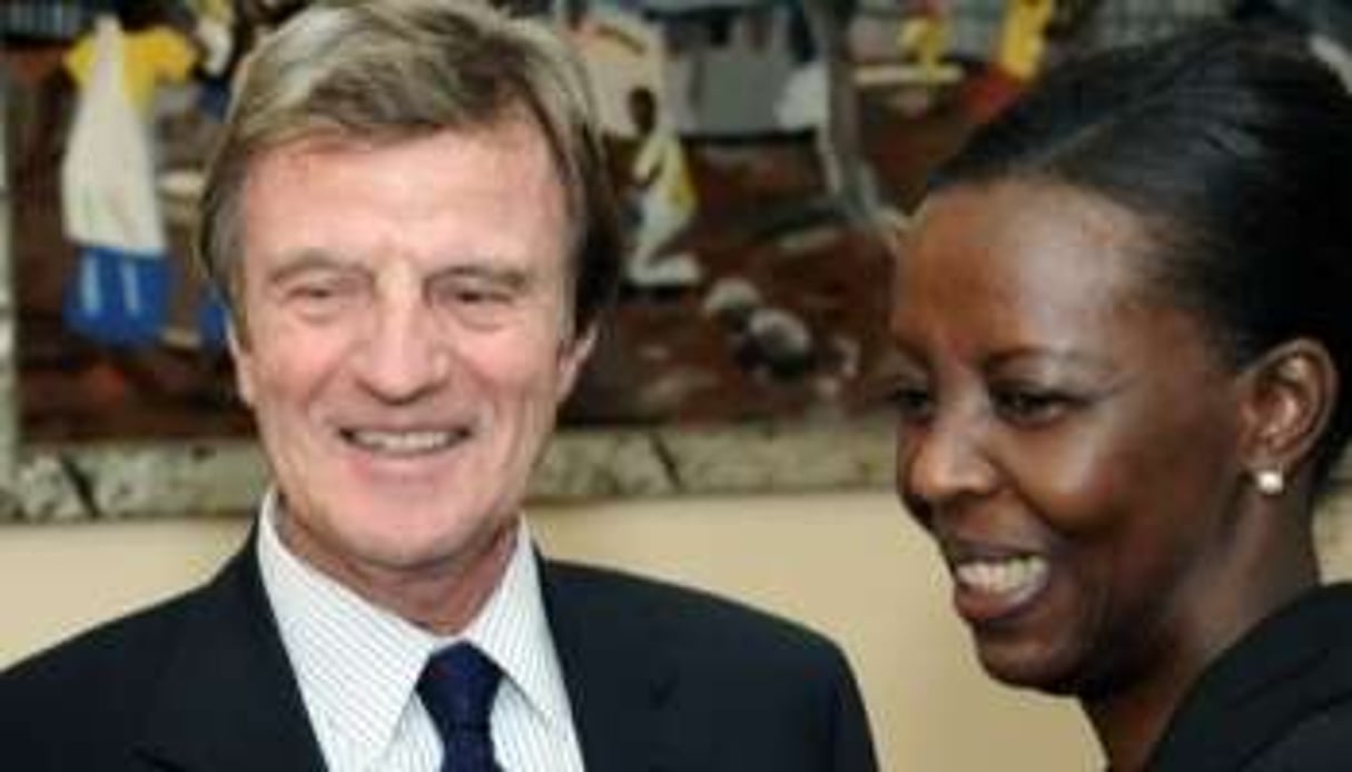 Bernard Kouchner et Louise Mushikiwabo, à Kigali en janvier 2010. © AFP