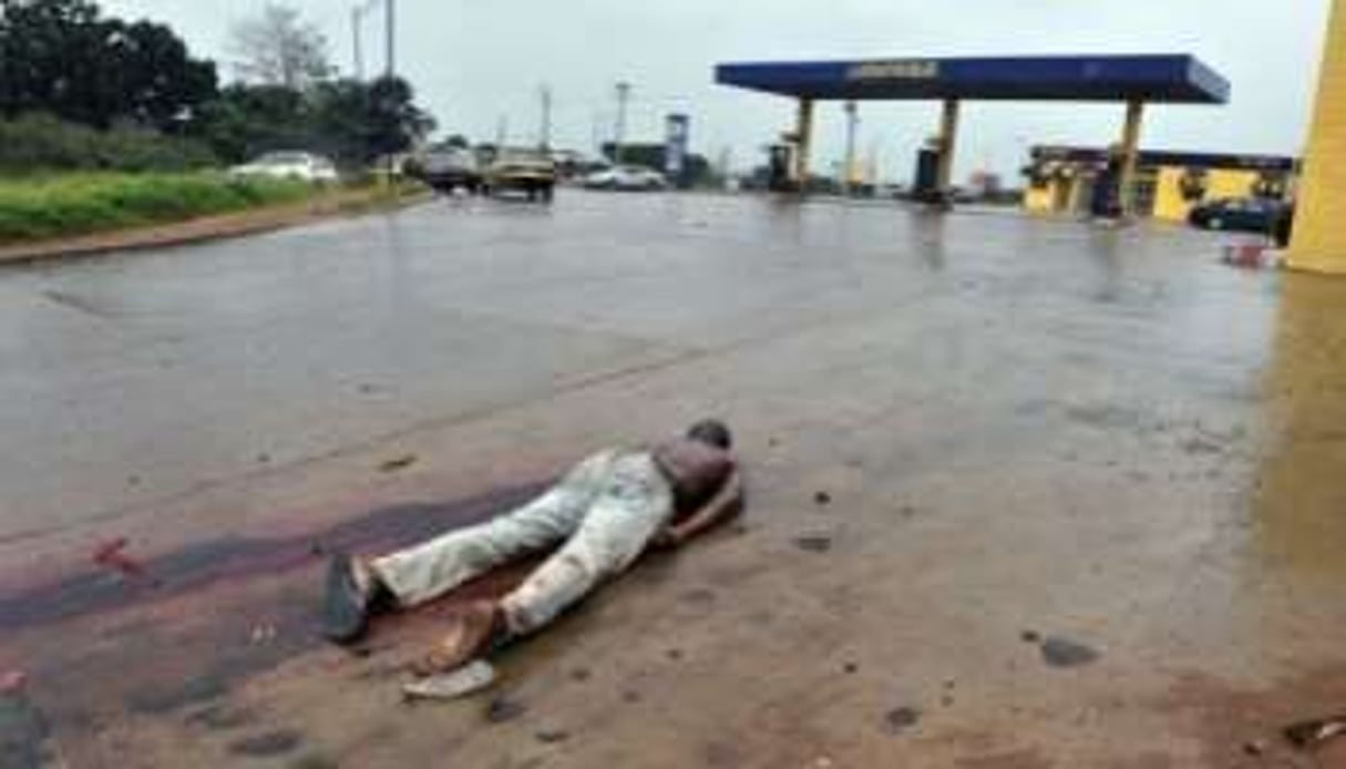 Un corps sans vie dans une rue de la commune d’Abobo, le 23 février. © Issouf Sanogo/AFP