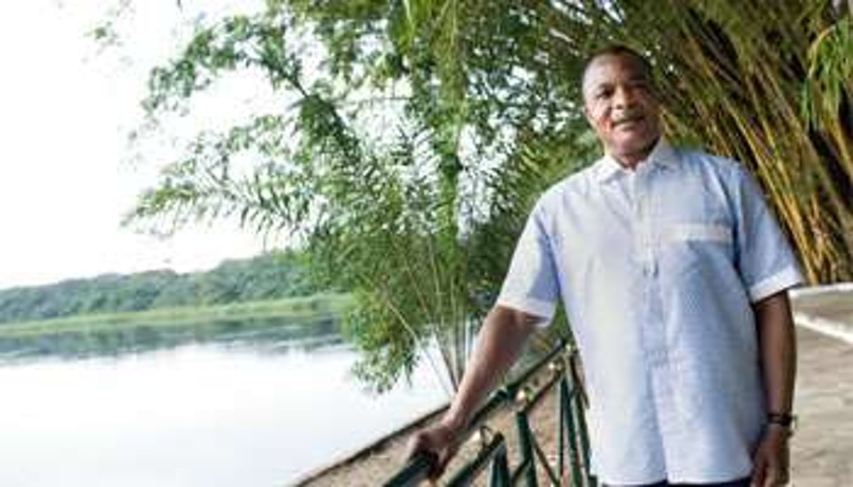 Denis Sassou Nguesso, sur les berges du fleuve Alima, à Oyo, en février 2011. © Vincent Fournier/J.A.