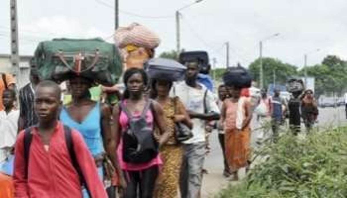 Des habitants fuient le quartier d’Abobo à Abidjan le 25 février 2011. © AFP