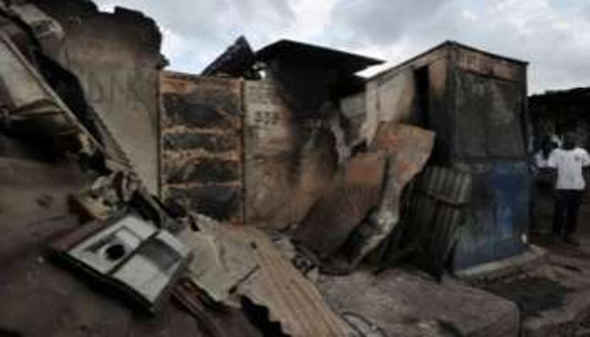 Des débris de maisons après des combats dans le quartier d’Abobo, à Abidjan, le 11 mars 2011. © AFP