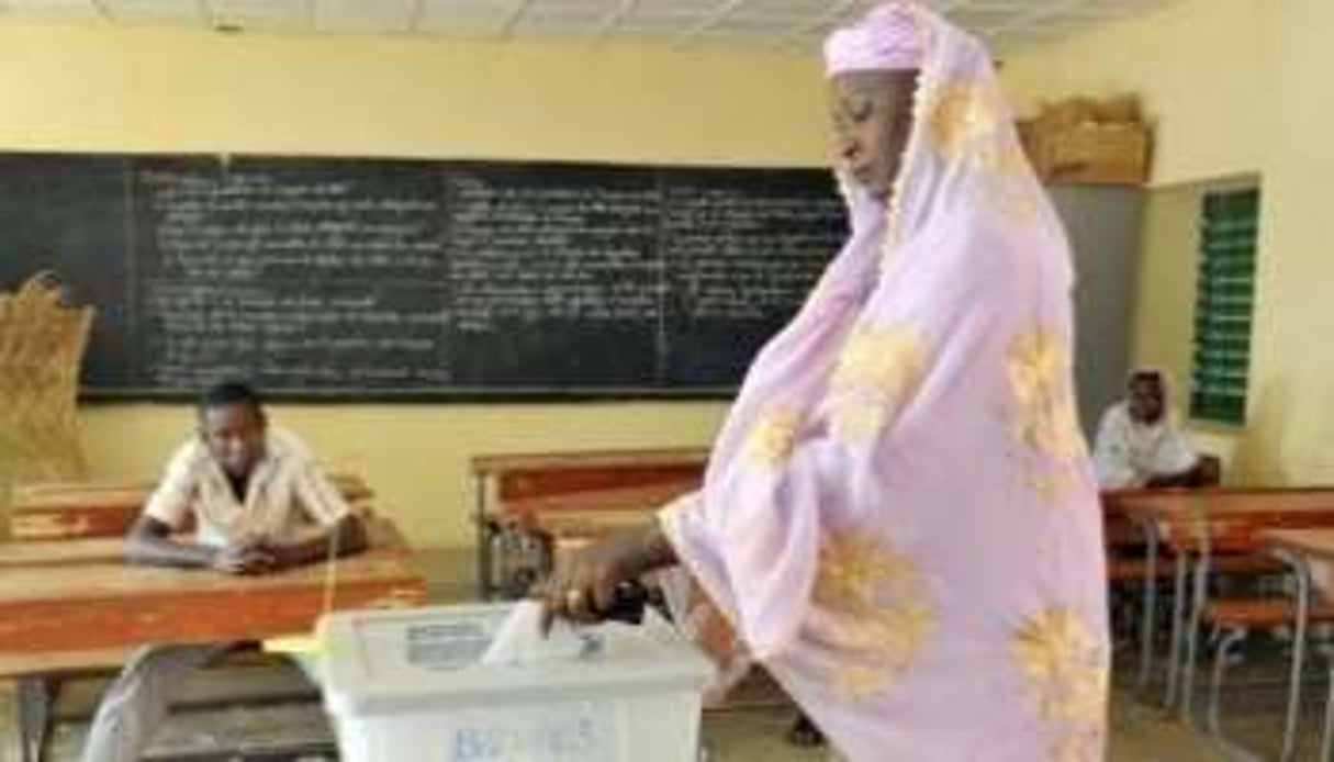 Une femme vote lors de l’élection présidentielle nigériennes, le 12 mars 2011. © AFP