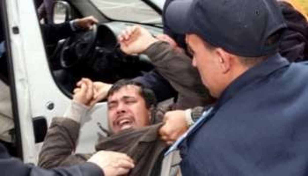 Un manifestant marocain arrêté à Casablanca le 13 mars 2011. © AFP