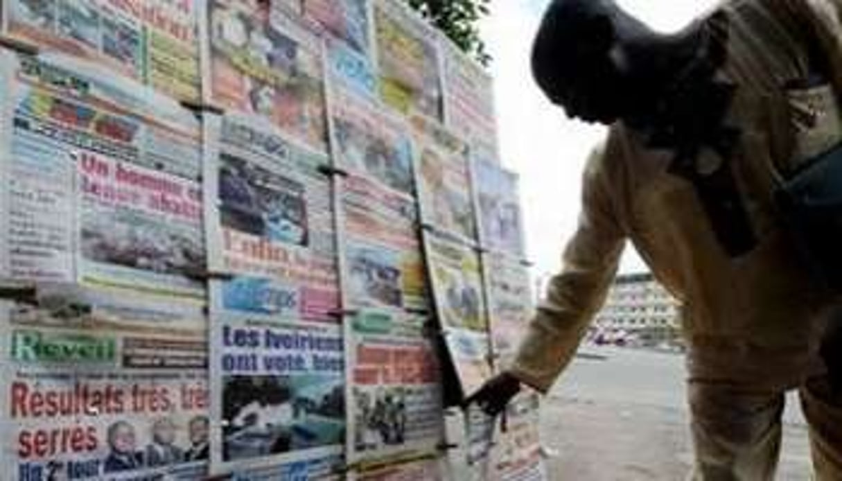 Kiosque à journaux dans les rues d’Abidjan. © AFP