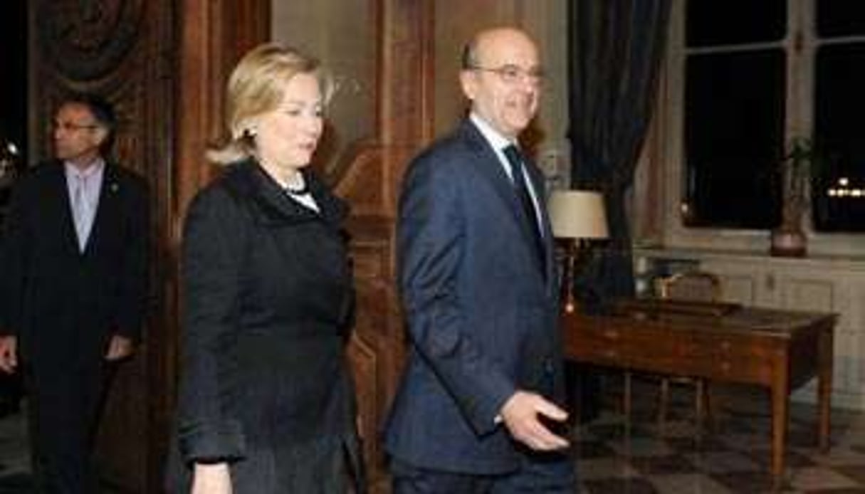 Alain Juppé et Hillary Clinton à Paris, le 14 mars. © AFP