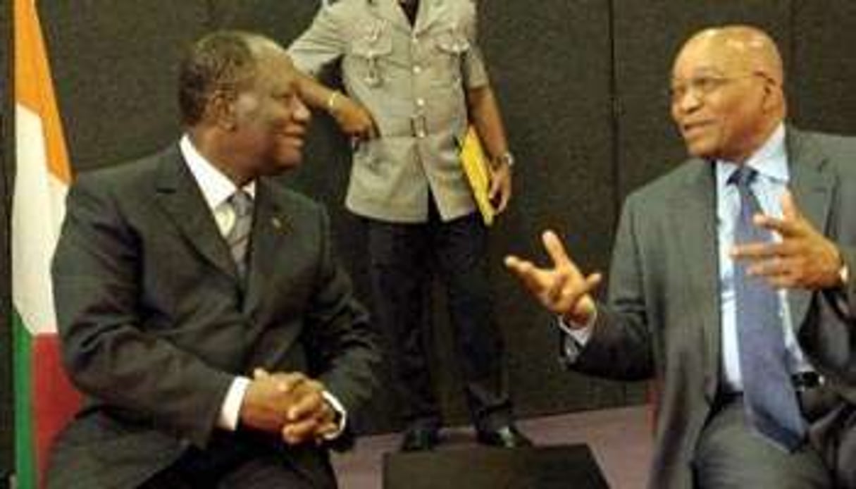 Alassane Ouattara (à g.) et Jacob Zuma au Golf Hôtel à Abidjan, le 22 février 2011. © AFP