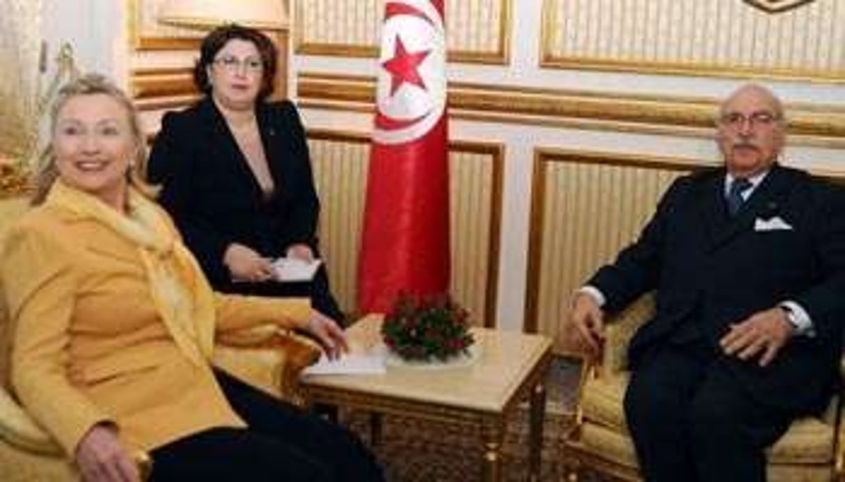 Hillary Clinton rencontre à Tunis le président tunisien par interim Fouad Mebazaa, le 17 mars. © AFP