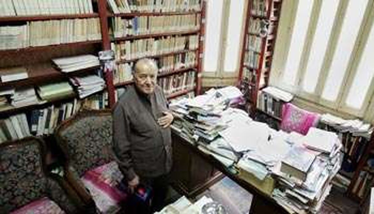 Gamal al-Banna dans la bibliothèque de sa fondation, en octobre 2006, au Caire. © Cris Bouroncle/AFP