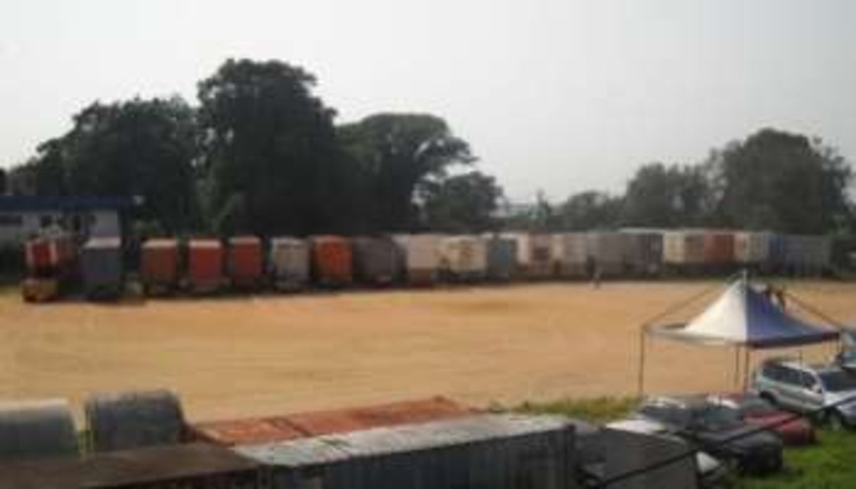 Quelques uns des conteneurs bloqués à Douala. © D.R.