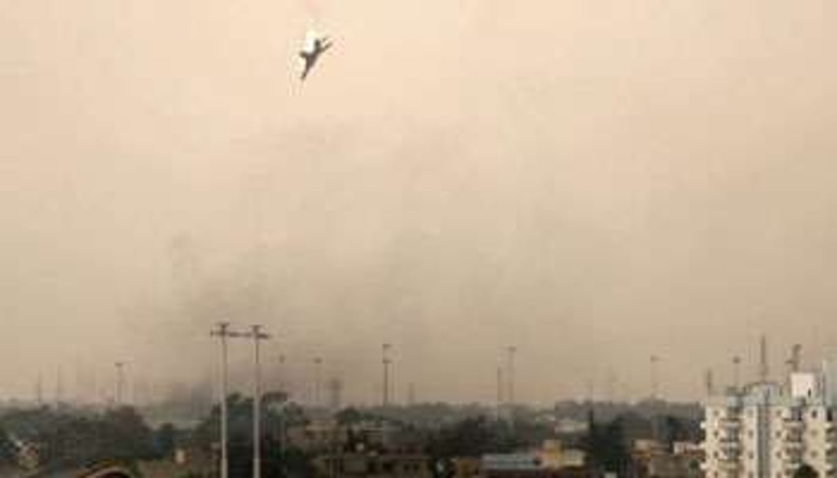 Un avion militaire s’écrase le 19 mars 2011 à Benghazi. © AFP