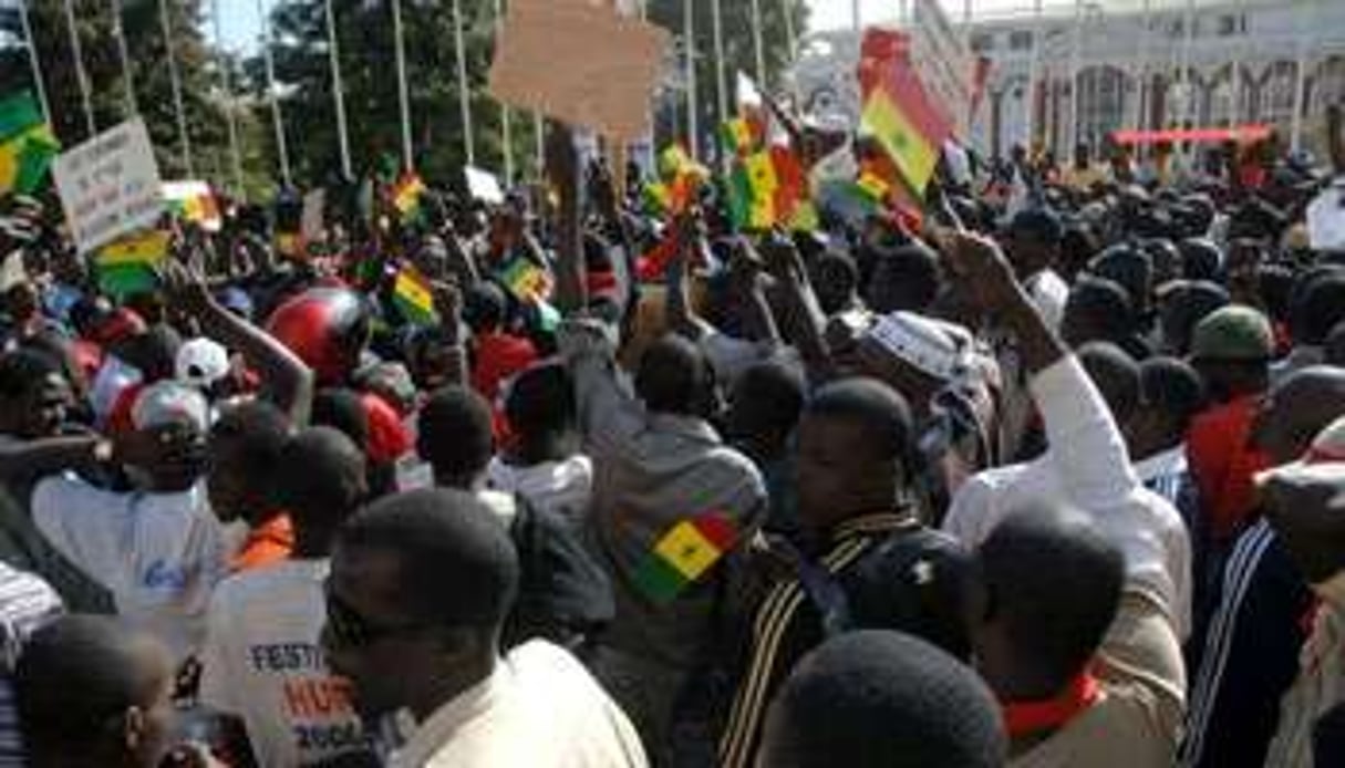 Des manifestants pro-Wade, le 19 mars 2011 à Rufisque au Sénégal. © AFP