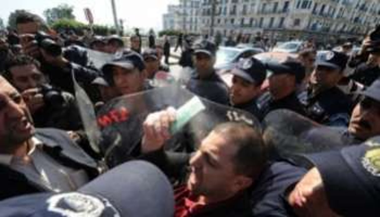 Un manifestant encerclé par la police, le 19 mars 2011 à Alger. © AFP