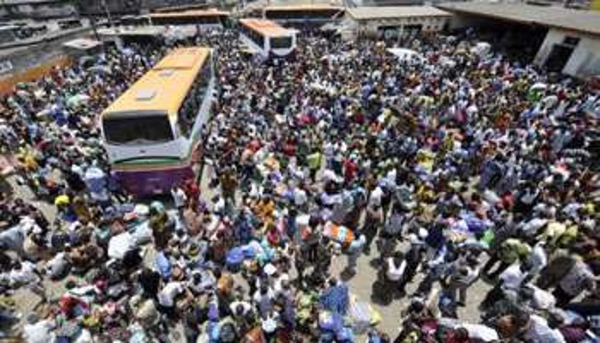 Des Abidjanais fuient la capitale ivoirienne en bus devant les violences, le 19 mars 2011. © AFP
