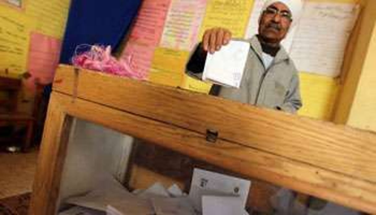 Un Égyptien vote à Mansura, à 120 km du Caire, le 19 mars 2011. © AFP