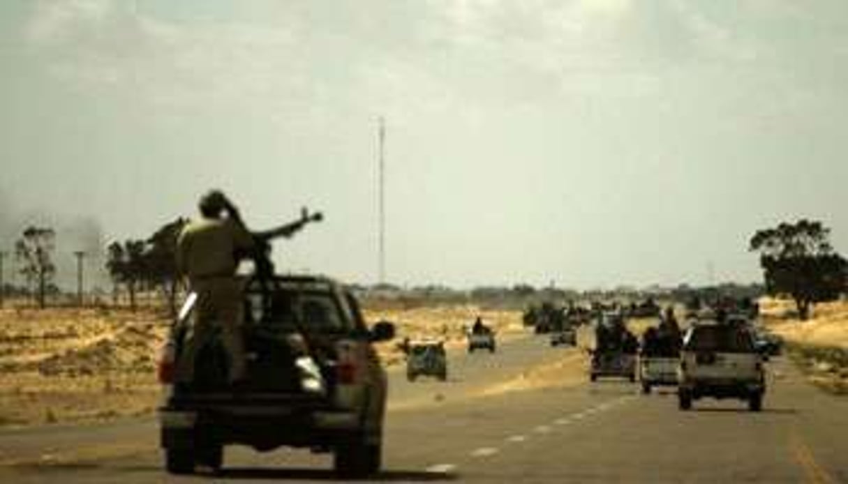 Des insurgés libyens se retirent après avoir tentés de reprendre Ajdabiya aux pro-Kaddafi. © AFP