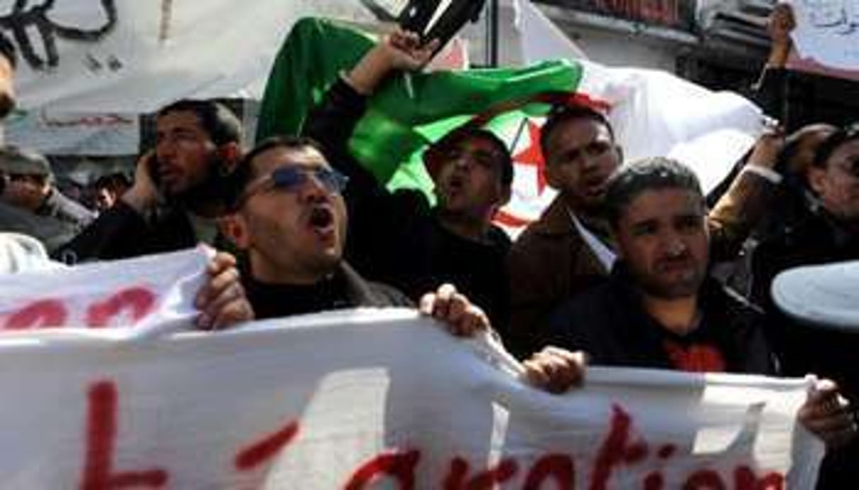 Des Algériens lors d’une manifestation à Alger, le 20 mars 2011. © AFP