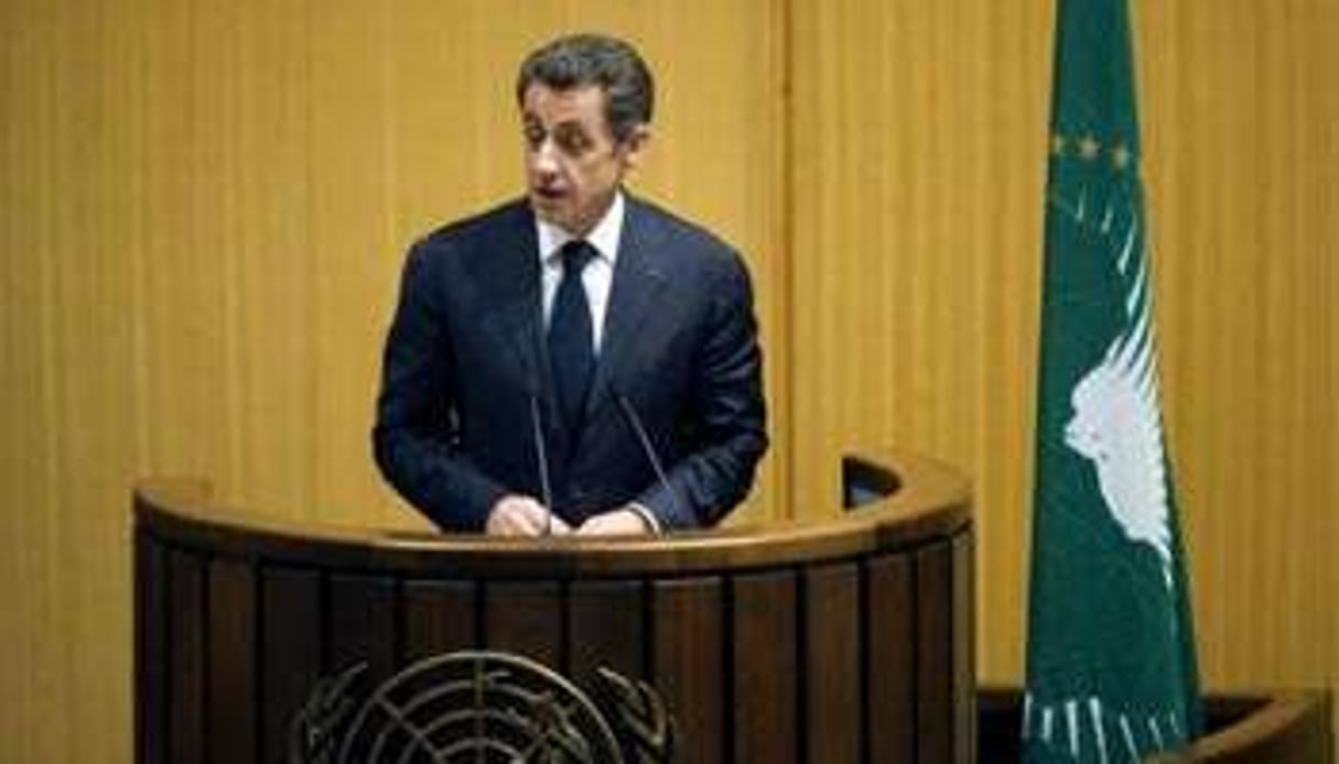 Nicolas Sarkozy veut interdire « au moins les armes lourdes dans Abidjan » © AFP