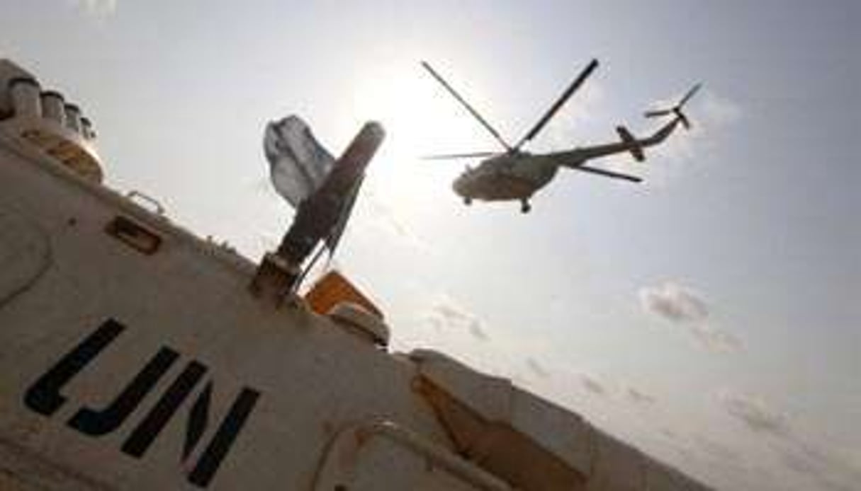Un hélicoptère survole le quartier général de l’ONU, à Abidjan. © Reuters