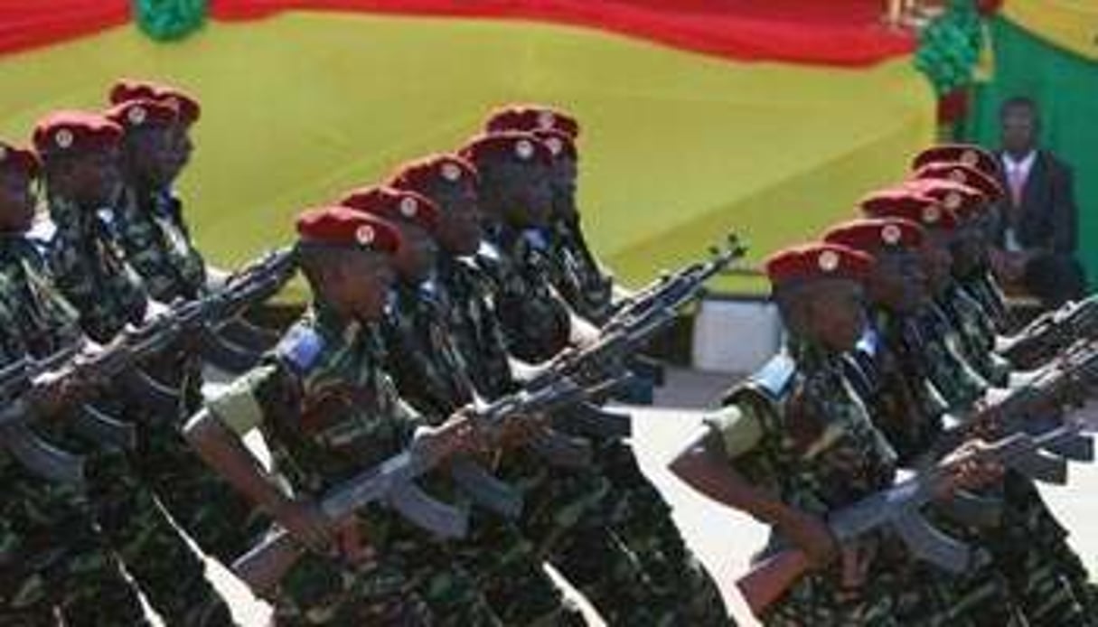 Soldats burkinabè en parade à Bobo Dioulasso, le 11 décembre 2010. © AFP