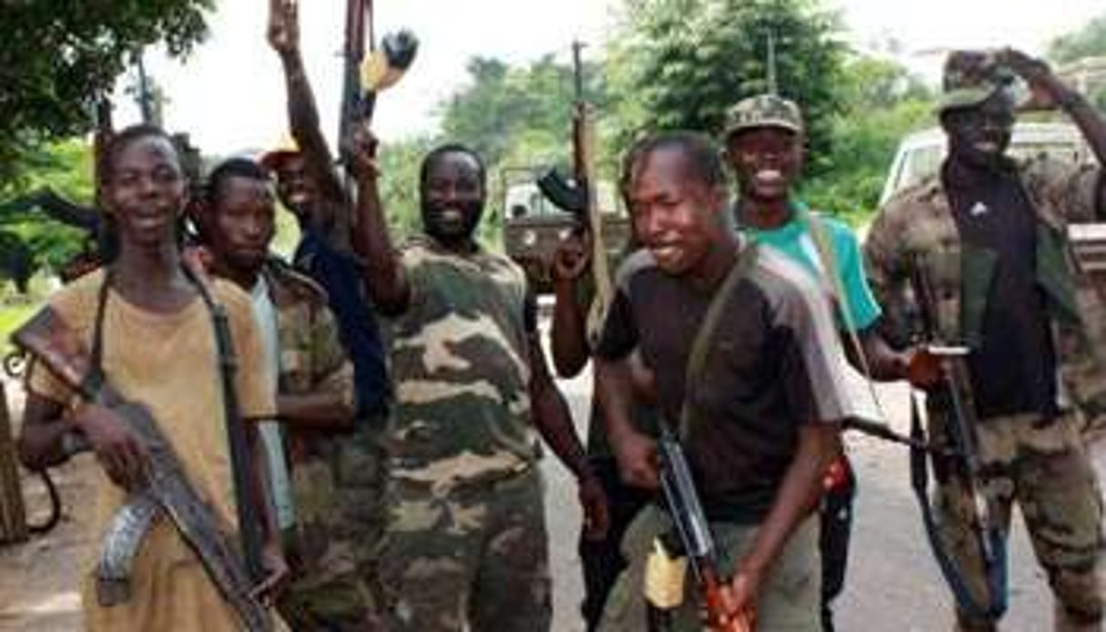 Des combattants pro-Ouattara, le 28 mars 2011 à Bloléquin, dans l’ouest de la Côte d’Ivoire. © AFP