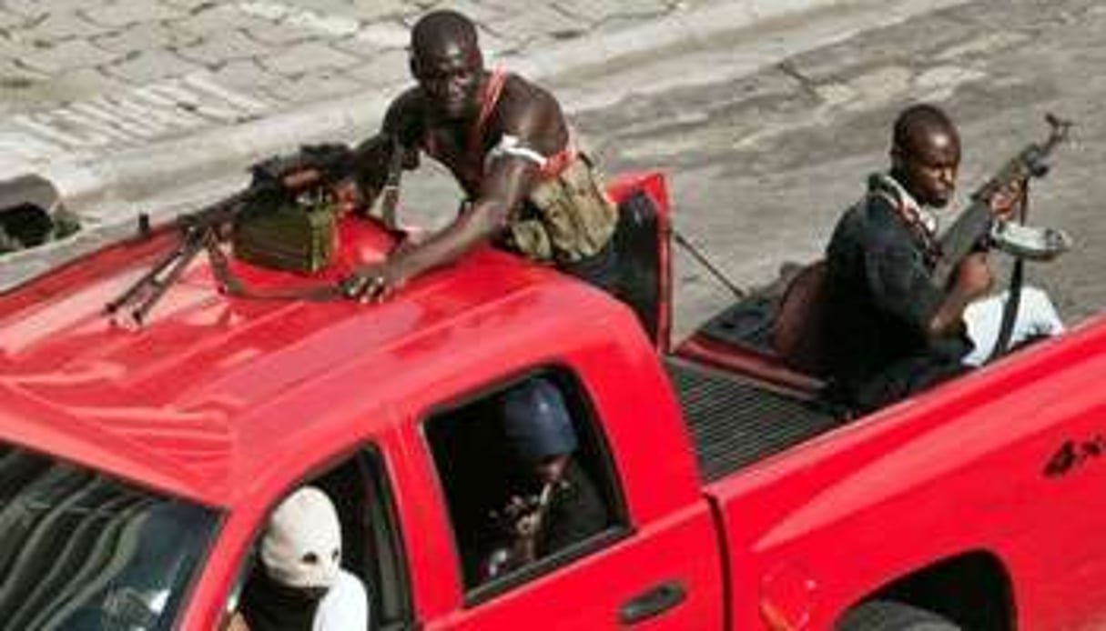Des miliciens pro-Gbagbo le 31 mars 2011 dans une rue d’Abidjan. © AFP