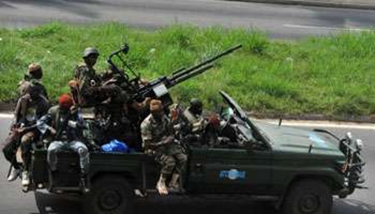 Des troupes soutenant Alassane Ouattara à Abidjan le 1er avril 2011. © AFP
